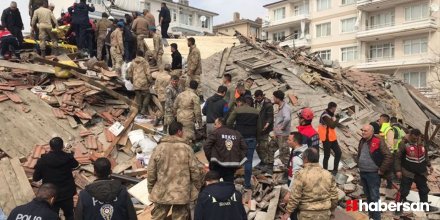 Deprem sonrası hak ihlalleri sürmeye devam ediyor: En az 20 olayda yardım toplayan insanların önüne taş koyuldu.