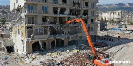 Depremin merkezinden bugüne kadar 2 milyon 560 bin metreküp moloz kaldırıldı