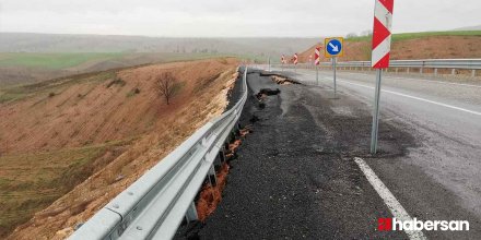 Gerçekleşen Depremler Adıyaman-Çelikhan Yolunda Çökmeye Sebep Oldu!