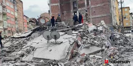 Malatya’da 6 katlı bina yıkıldı.