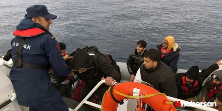 Marmaris açıklarında ki lastik botta bulunan 14 düzensiz göçmen kurtarıldı