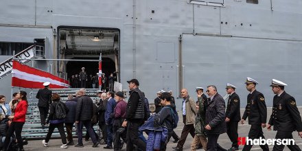 TCG Anadolu gemisi, Sarayburnu Limanı'na giriş yapınca ziyaretçi seline uğradı!