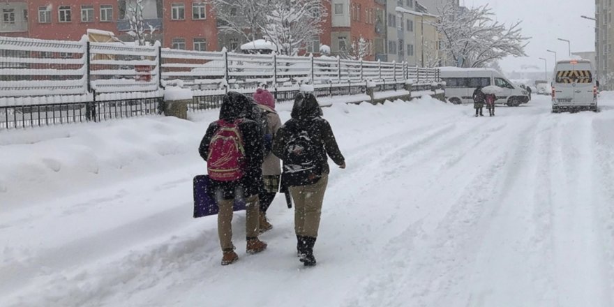 Türkiye’de Kış sert yüzünü gösterdi: Kar yağışı ve Tatil kararları