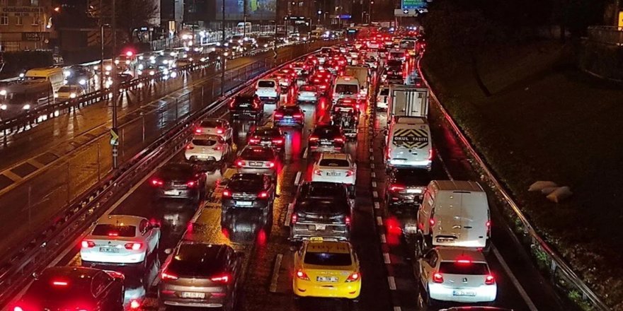 Yağmur ve Yoğun trafik İstanbul'u Felç etti: Ana yollar kilitlendi