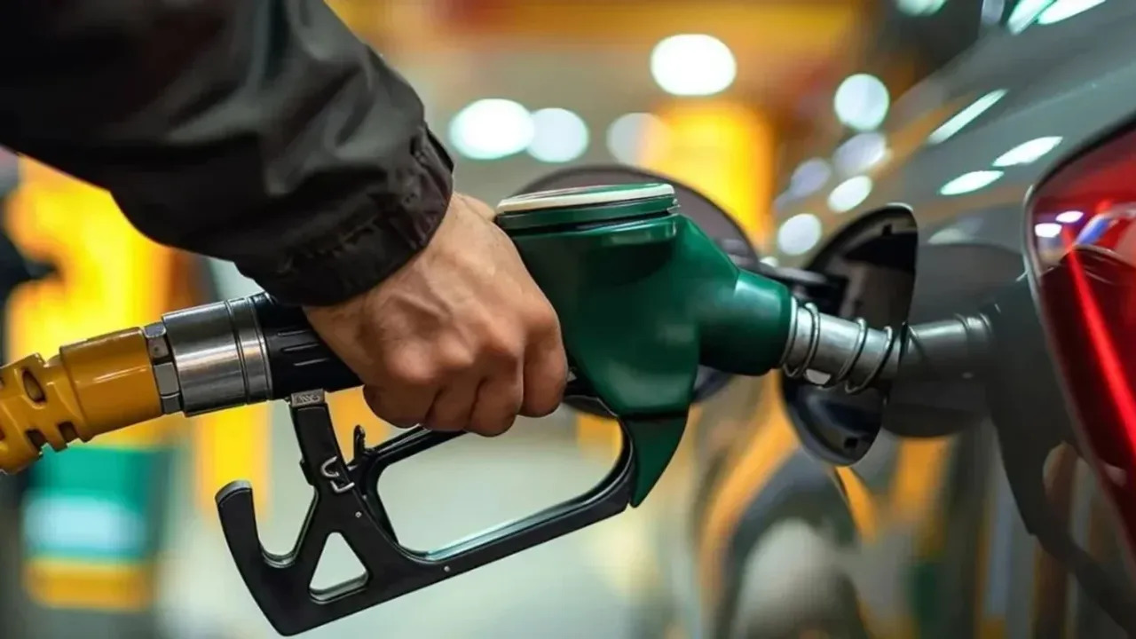 Benzin fiyatlarına rekor zam: Litre başına...