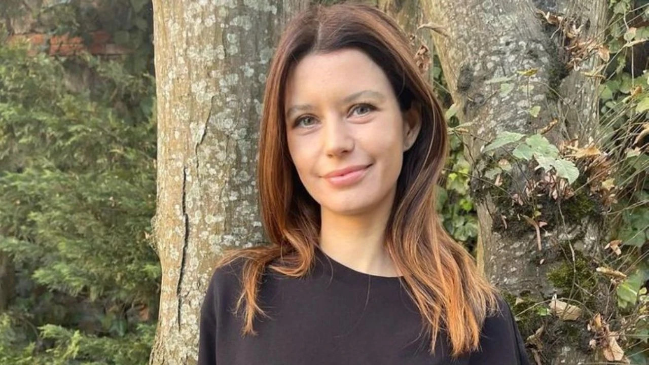 Beren Saat, Gizli dolap ile Beyaz perdeye dönüyor