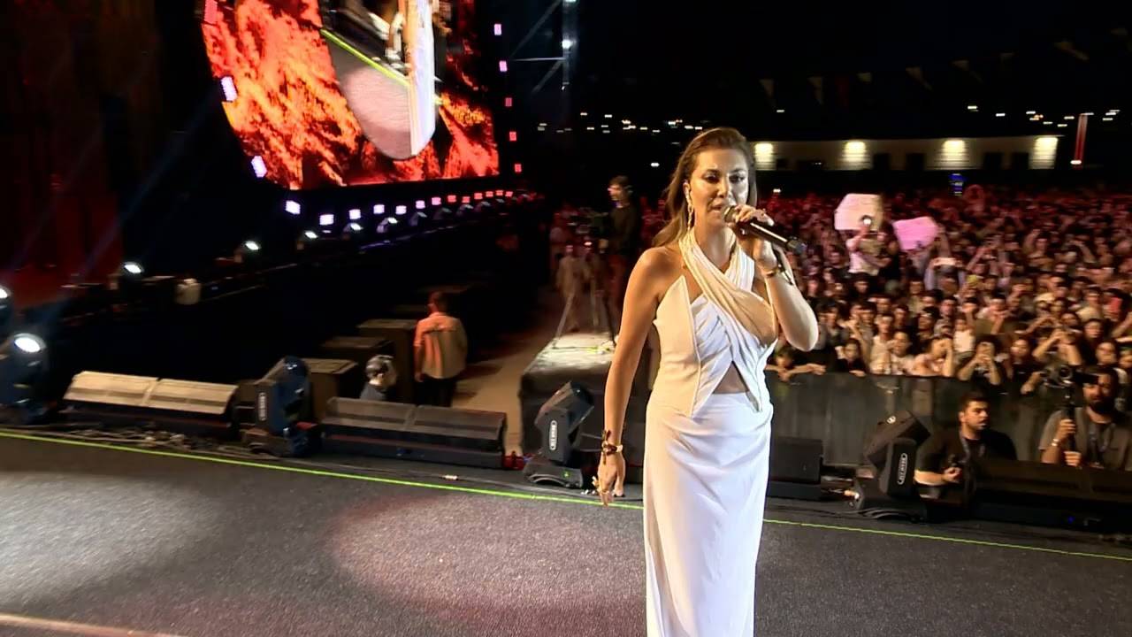 Ebru Yaşar Erzurum'da Beyaz elbisesiyle büyüledi