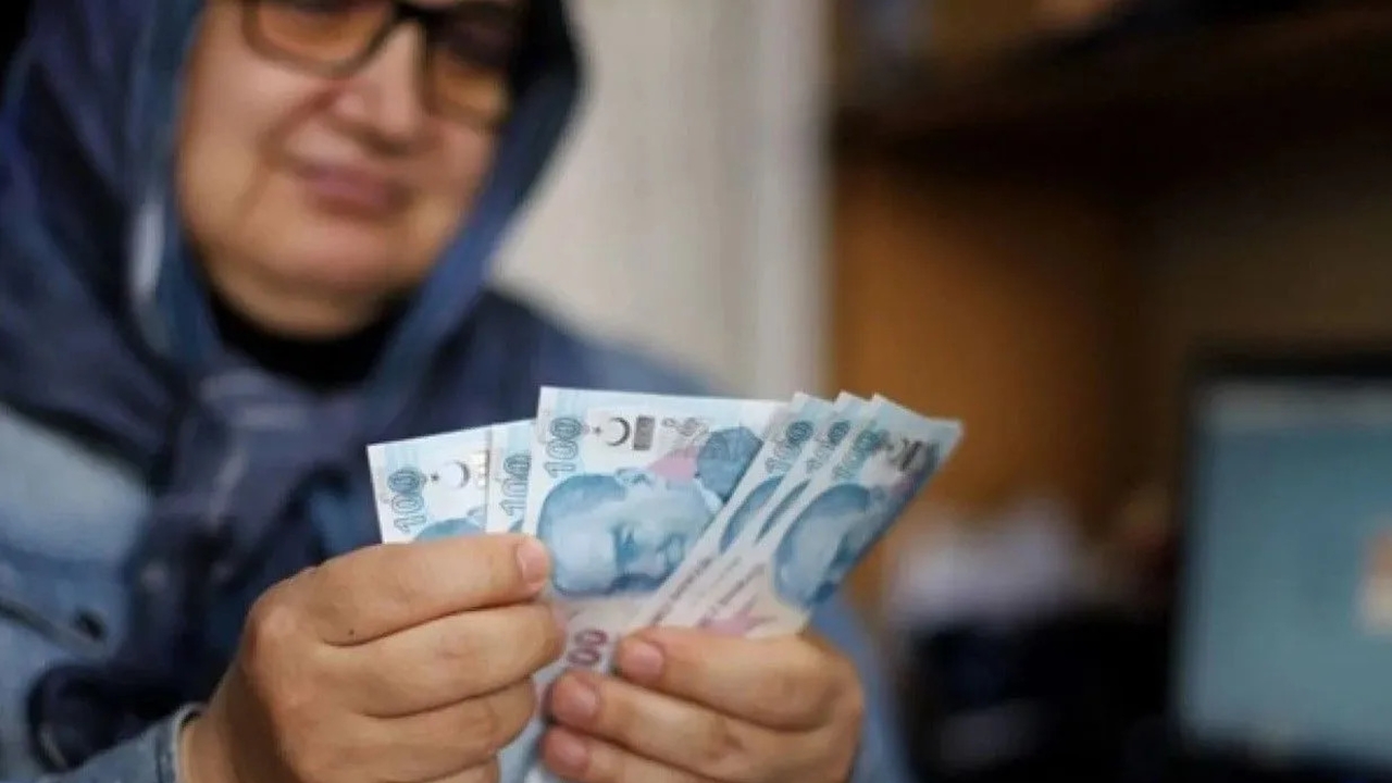 Emekli maaşları ve emeklilik sistemi değişiyor mu? Açıklama geldi
