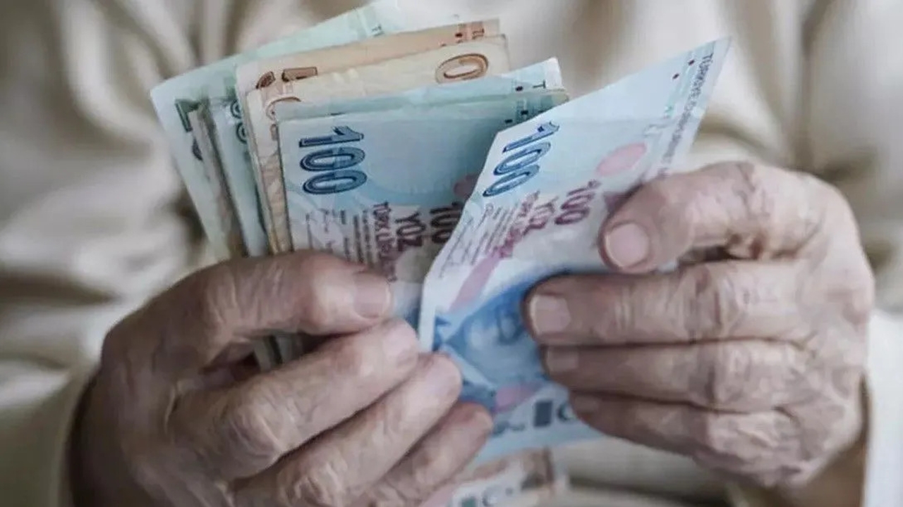 Emekli maaşları ve emeklilik sistemi değişiyor mu? Açıklama geldi