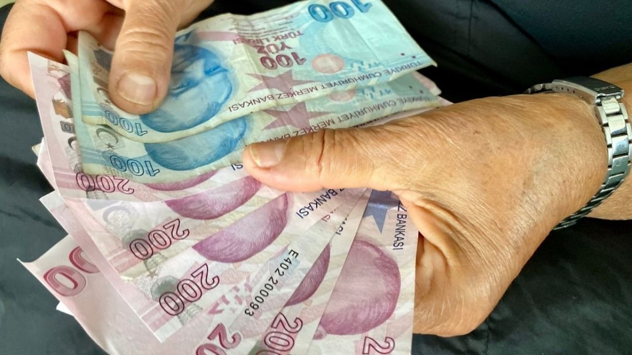 Emekli maaşları ve emeklilik sistemi değişiyor mu? Açıklama geldi