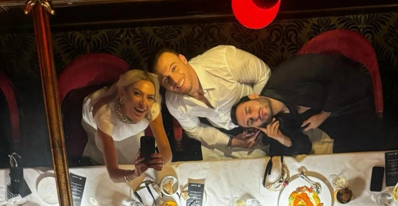 Hadise, Venedik'te Beyaz elbisesiyle göz kamaştırdı