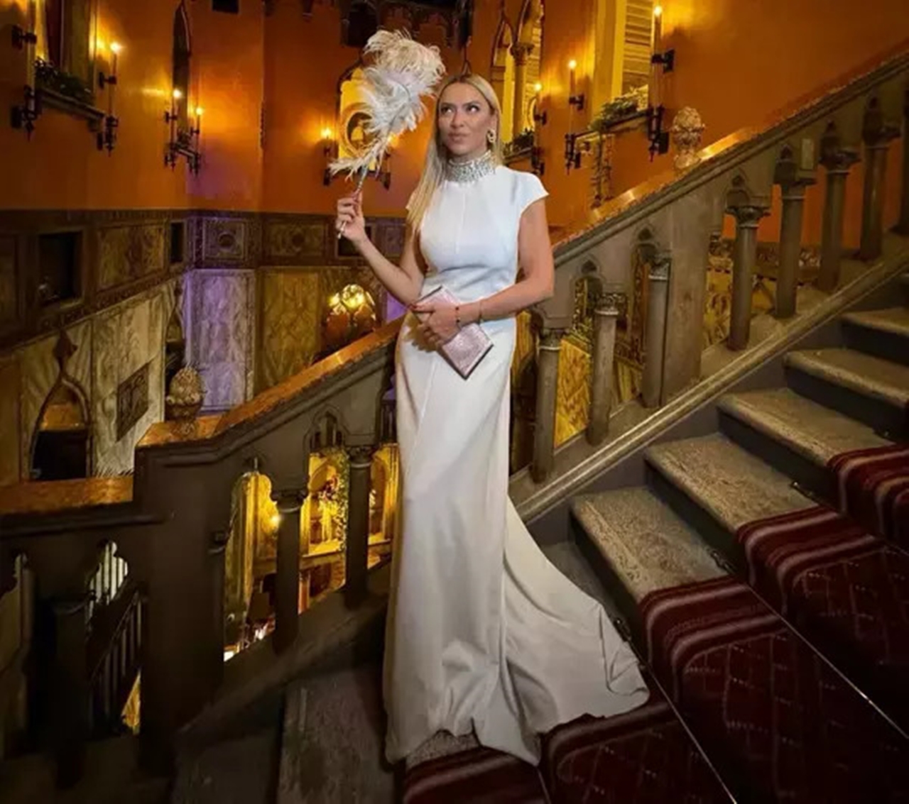 Hadise, Venedik'te Beyaz elbisesiyle göz kamaştırdı
