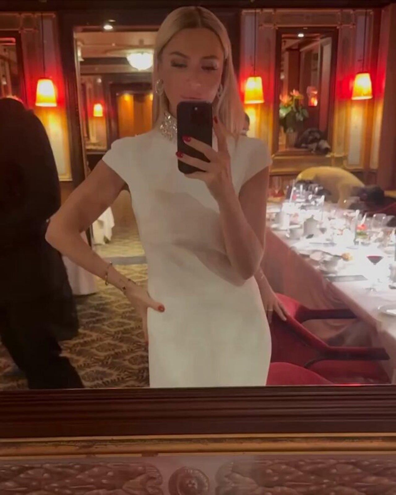Hadise, Venedik'te Beyaz elbisesiyle göz kamaştırdı