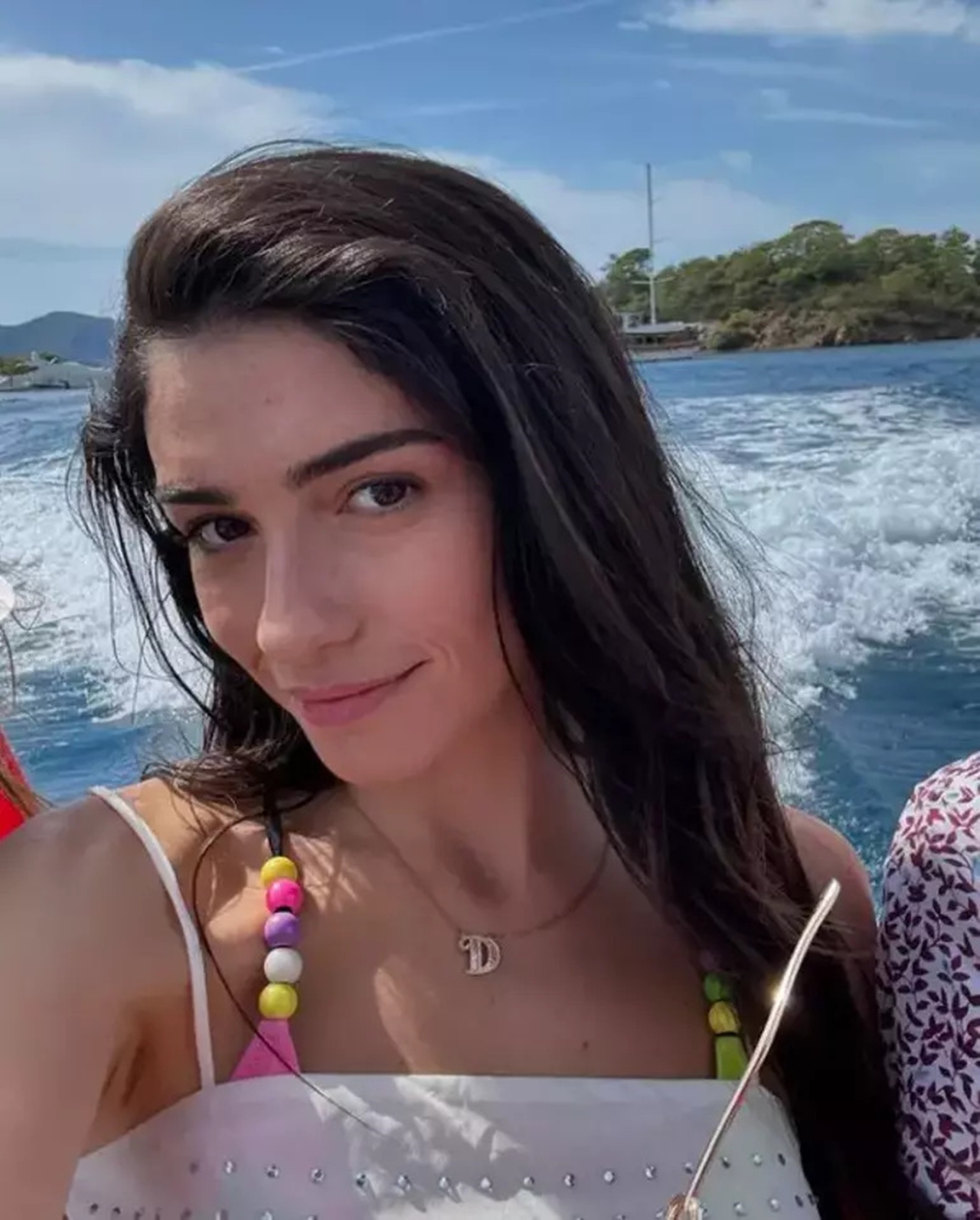 Hazar Ergüçlü’den Olay geri dönüş: Ablanız geri geldi