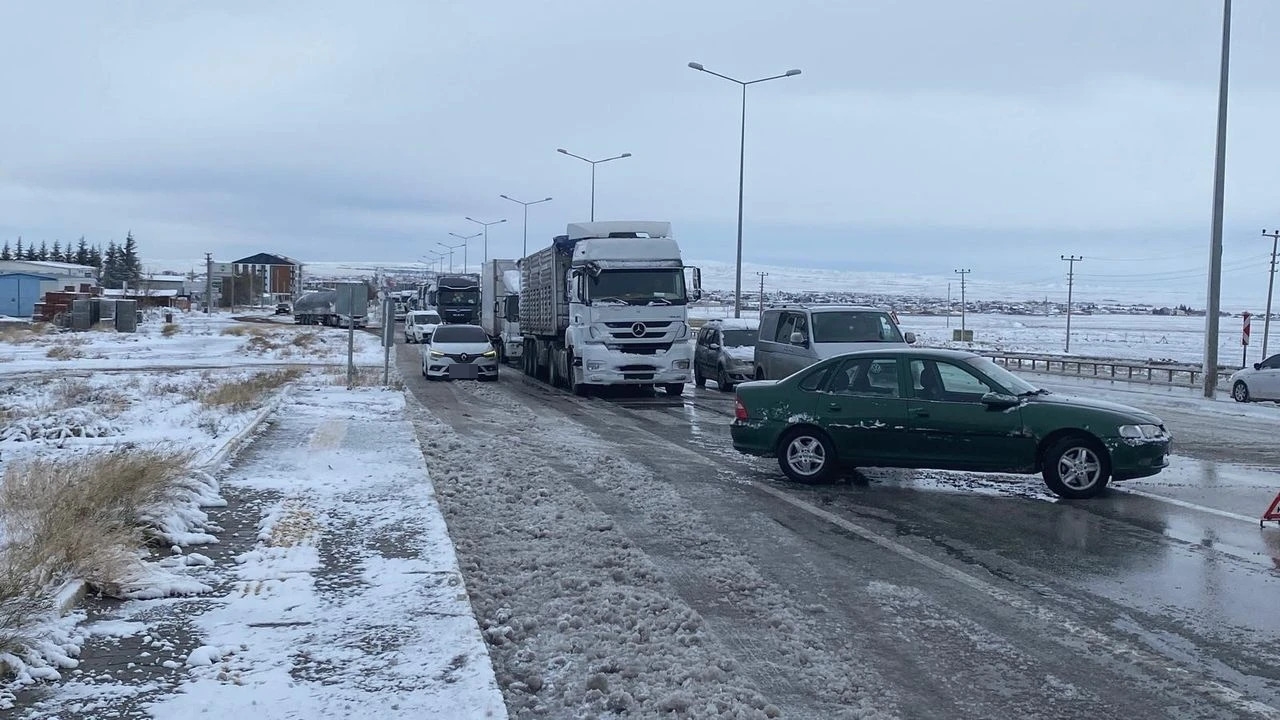Konya'yı Vuran kar fırtınası ulaşımı felç etti: Yollar kapalı
