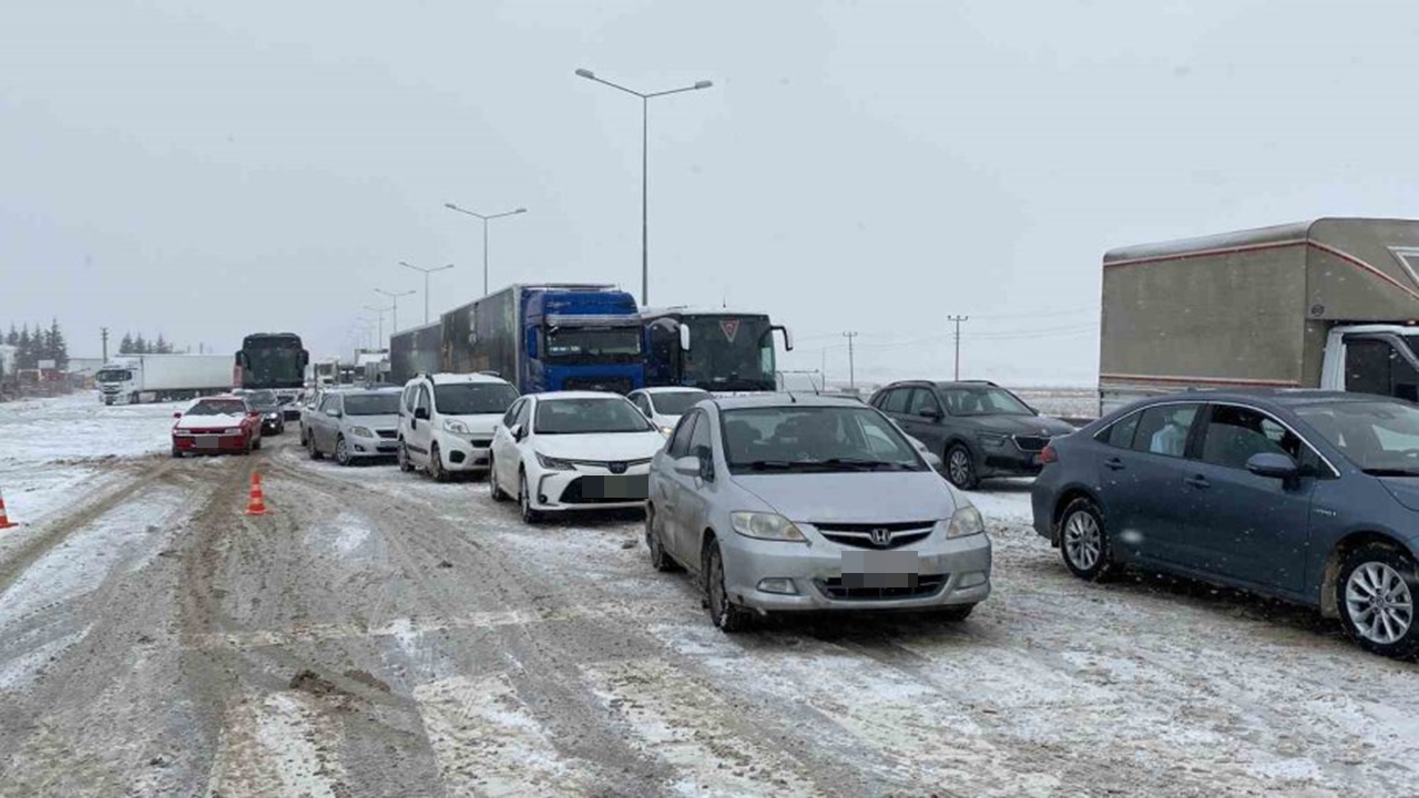 Konya'yı Vuran kar fırtınası ulaşımı felç etti: Yollar kapalı