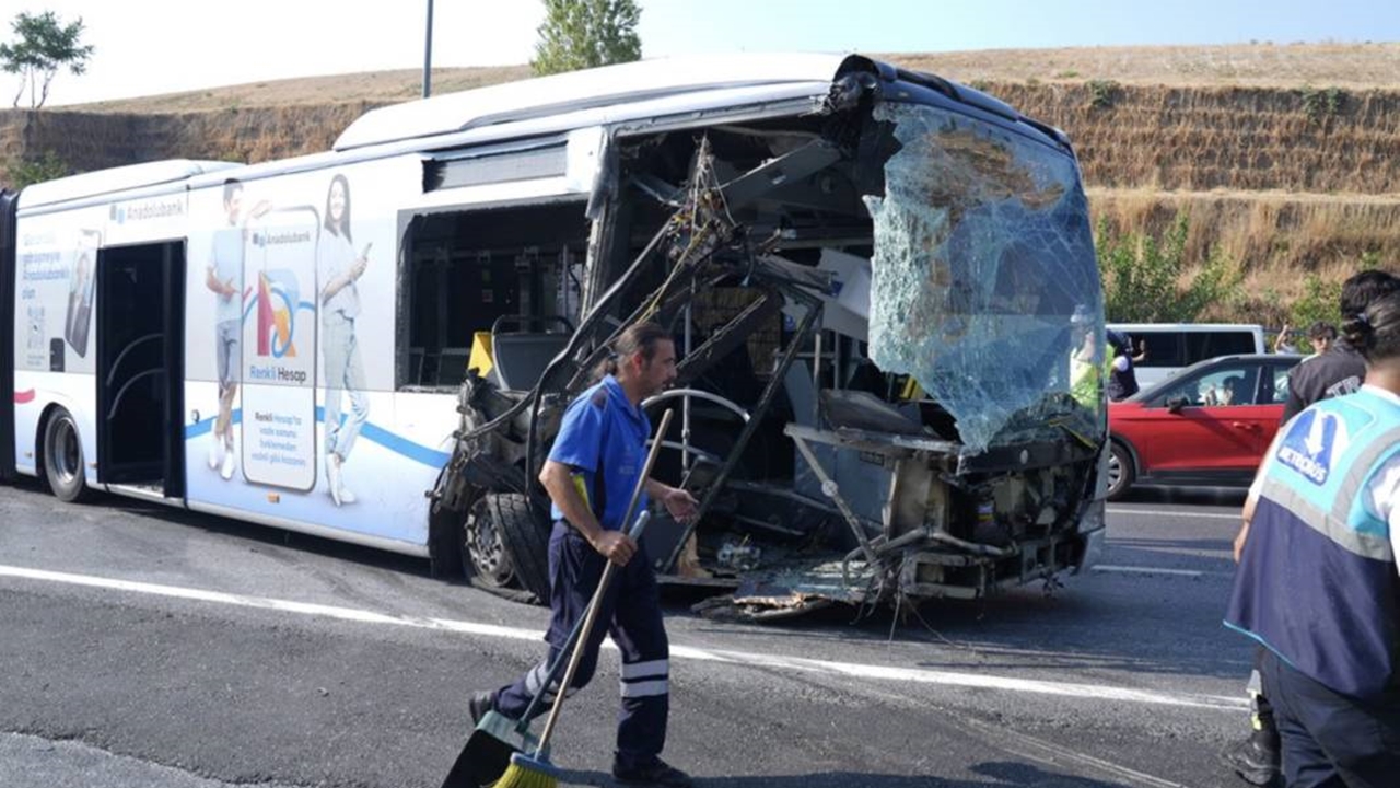Metrobüs çarpışması: 1 Ölü, Gözaltında artış var