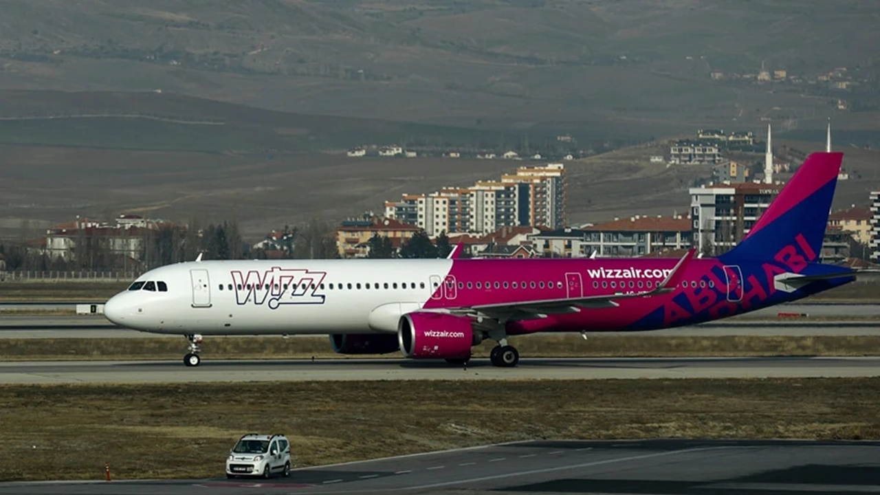 Varşova'dan Kıbrıs'a Uçan uçakta pilot bayıldı, Acil iniş gerçekleşti