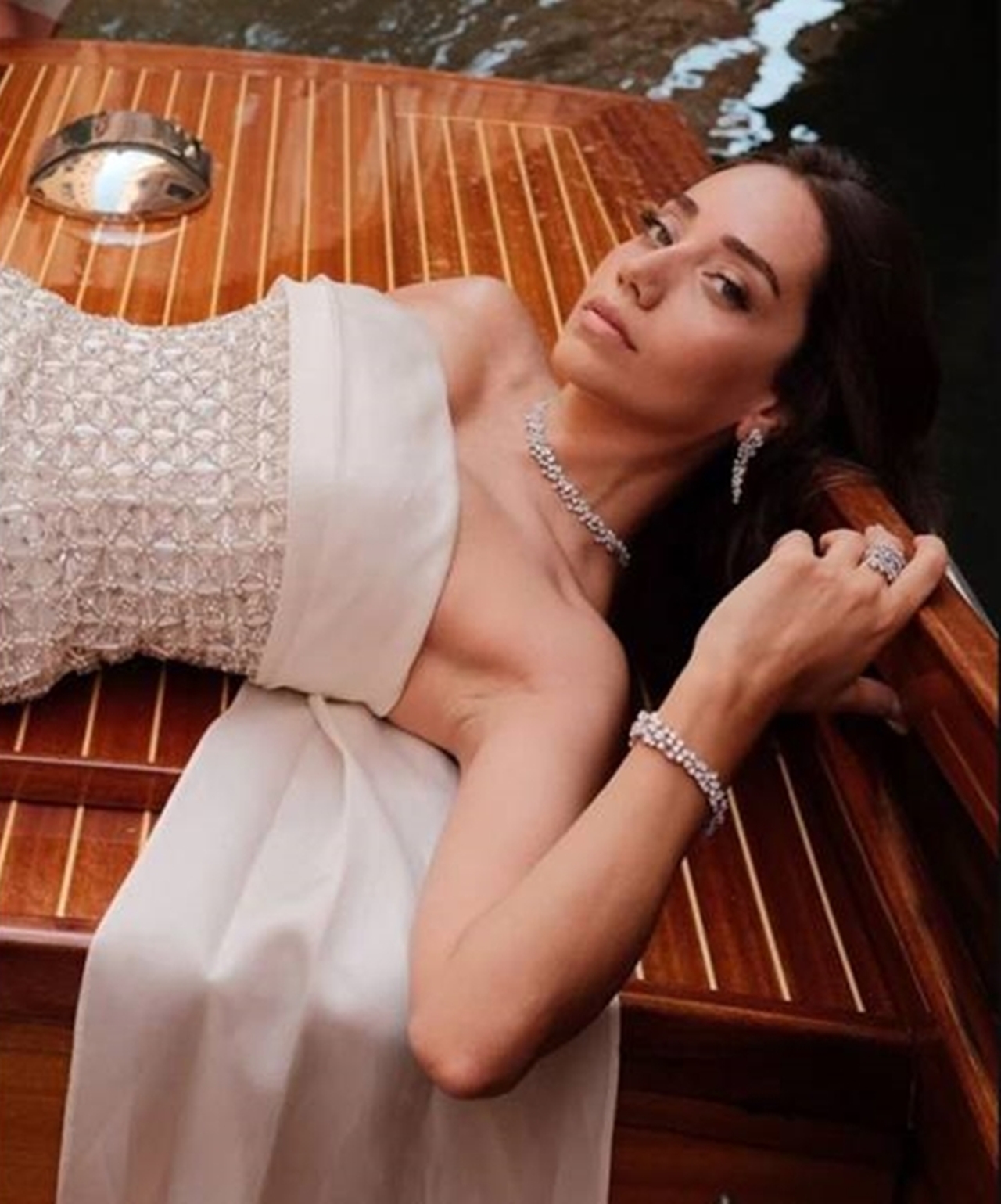 Venedik’te Beyaz fırtına: Özge Özacar’ın Kıyafeti olay yarattı