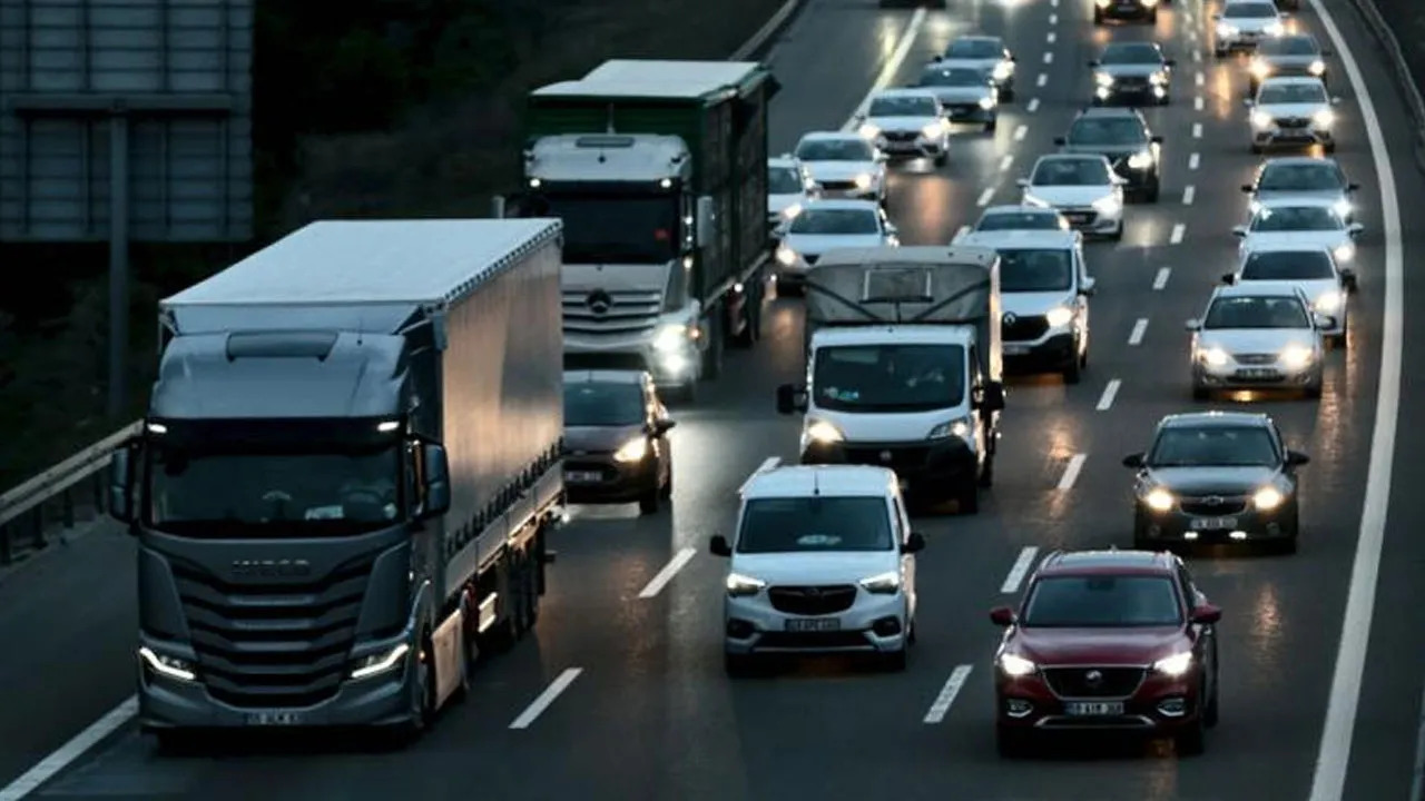 Yağmur ve Yoğun trafik İstanbul'u Felç etti: Ana yollar kilitlendi