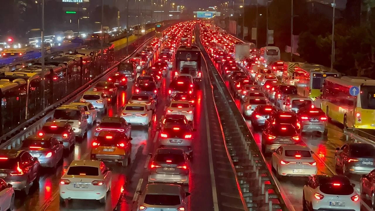Yağmur ve Yoğun trafik İstanbul'u Felç etti: Ana yollar kilitlendi