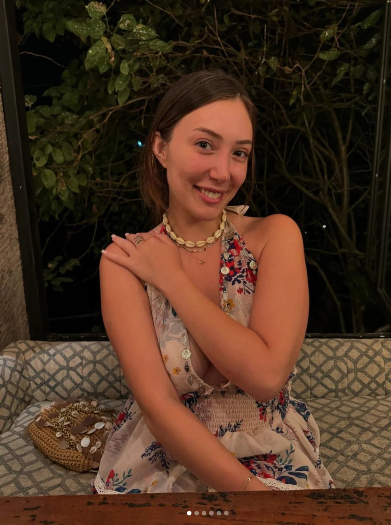 Yasmin Erbil’in Cesur dekoltesine kıskanç sevgili sansürü
